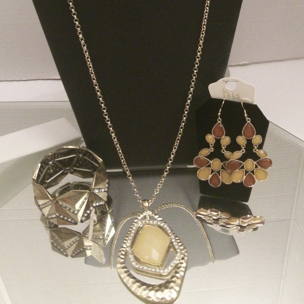 NWT BEAUTIFUL NECKLACE EARRINGS & BRACELET
